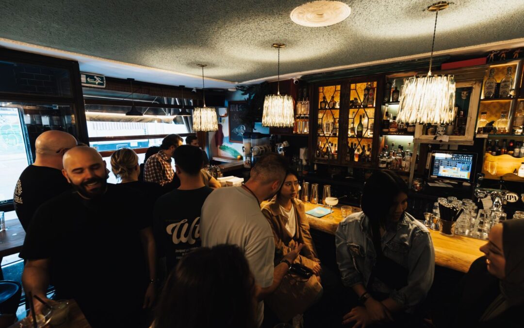 Halloween Bar Crawl Safety Tech Tools That Crawlers Are Using to Stay Connected Without Killing Your Phone Battery in San Diego